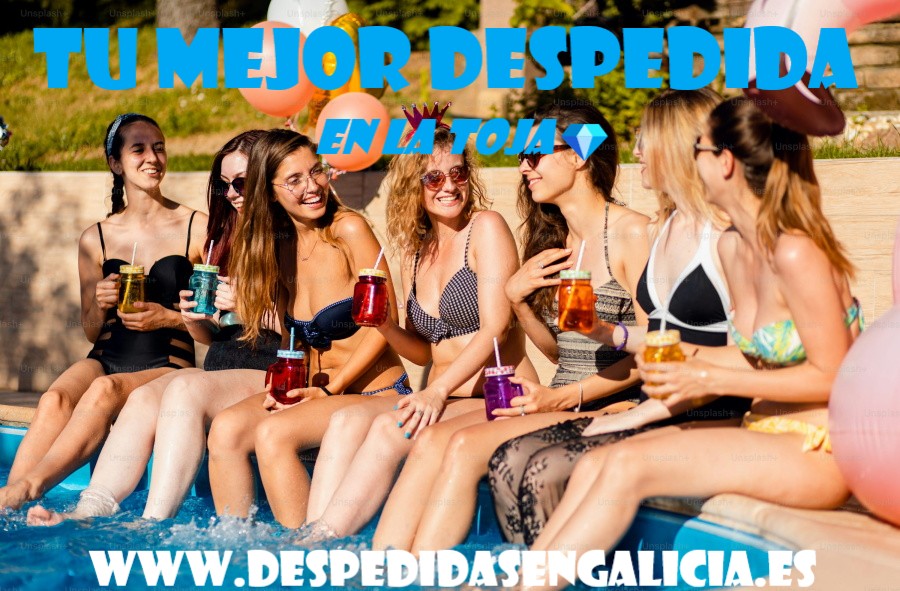 grupo de mujeres poniendo sus pies en una piscina privada y tomando una bebida refrescante durante una despedida de soltera