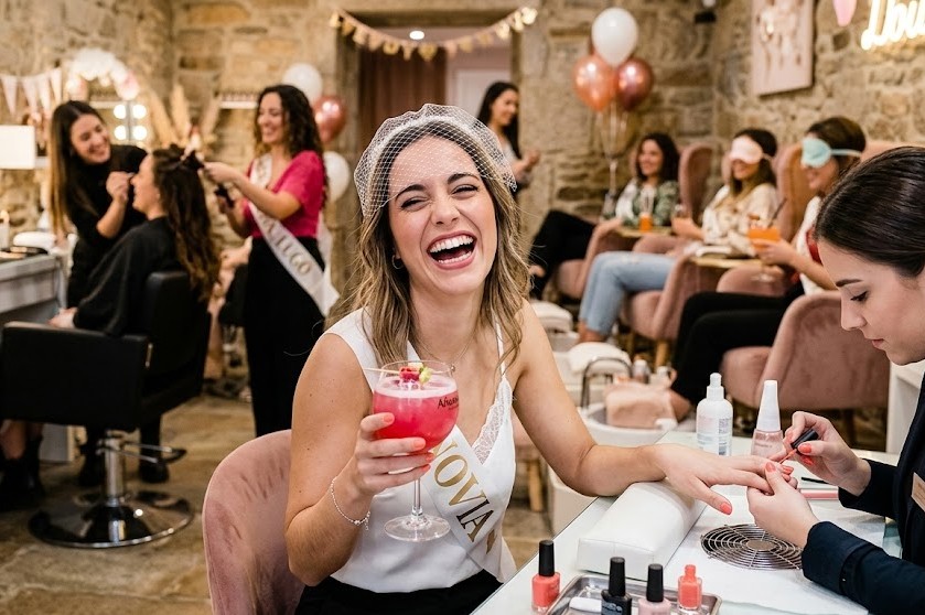 Novia riendo durante una manicura con cóctel en una Beauty Party VIP en Lugo