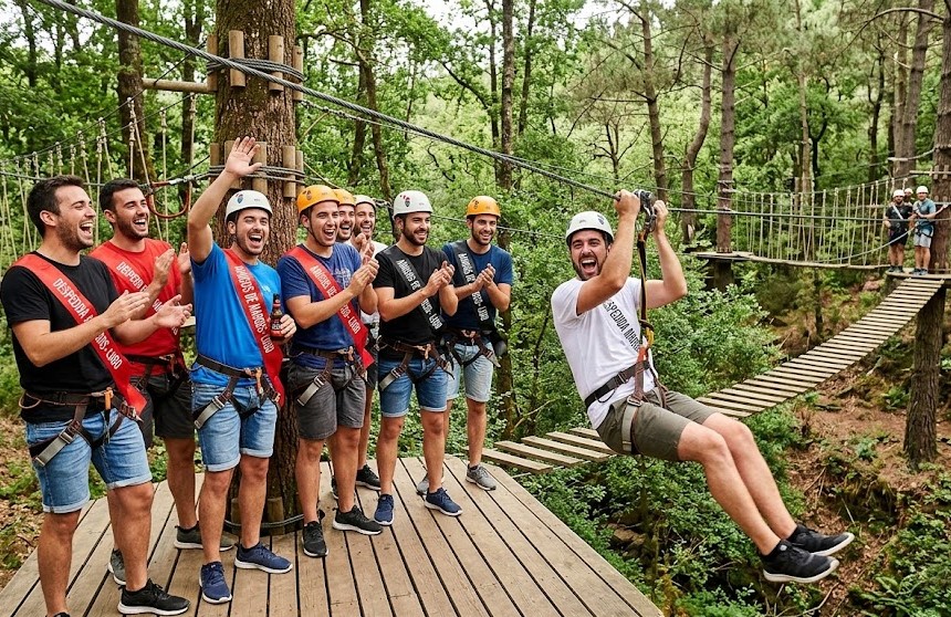 Grupo de amigos en circuito de puentes colgantes y tirolina en Lugo