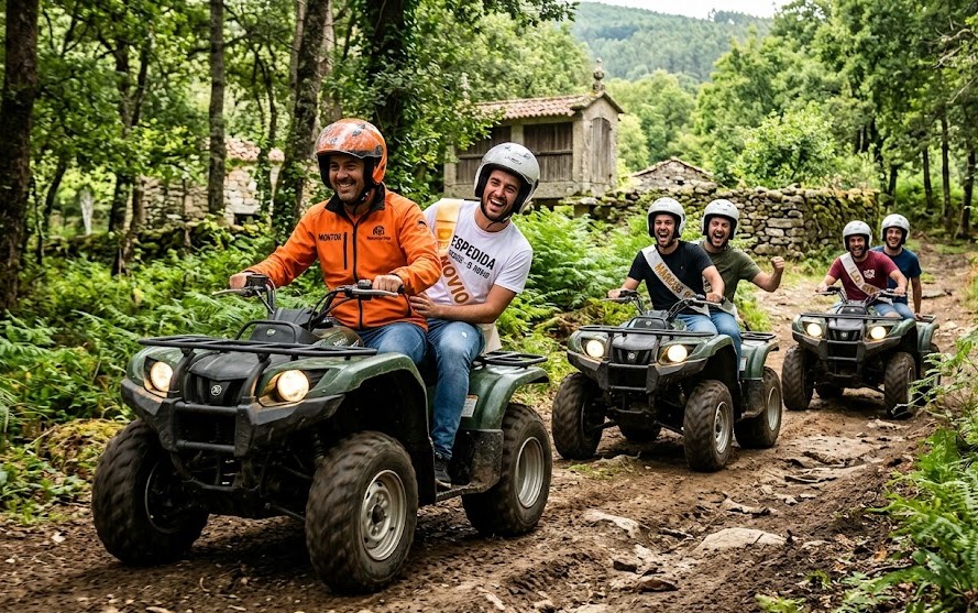 Un grupo de amigos sonríe y se divierte montando en quads por un camino de bosque en Ourense guiados por un monitor.